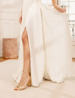Capucine><noscript><img width=
